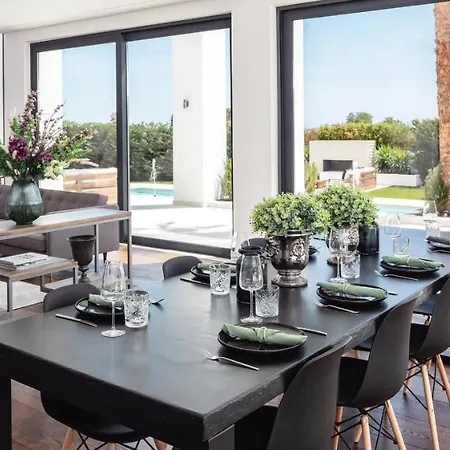 Carvoeiro Sleeps 12 With Pool Air Con And Wifi Villa