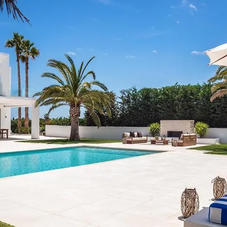 Carvoeiro Sleeps 12 With Pool Air Con And Wifi ヴィラ カルヴォエイロ